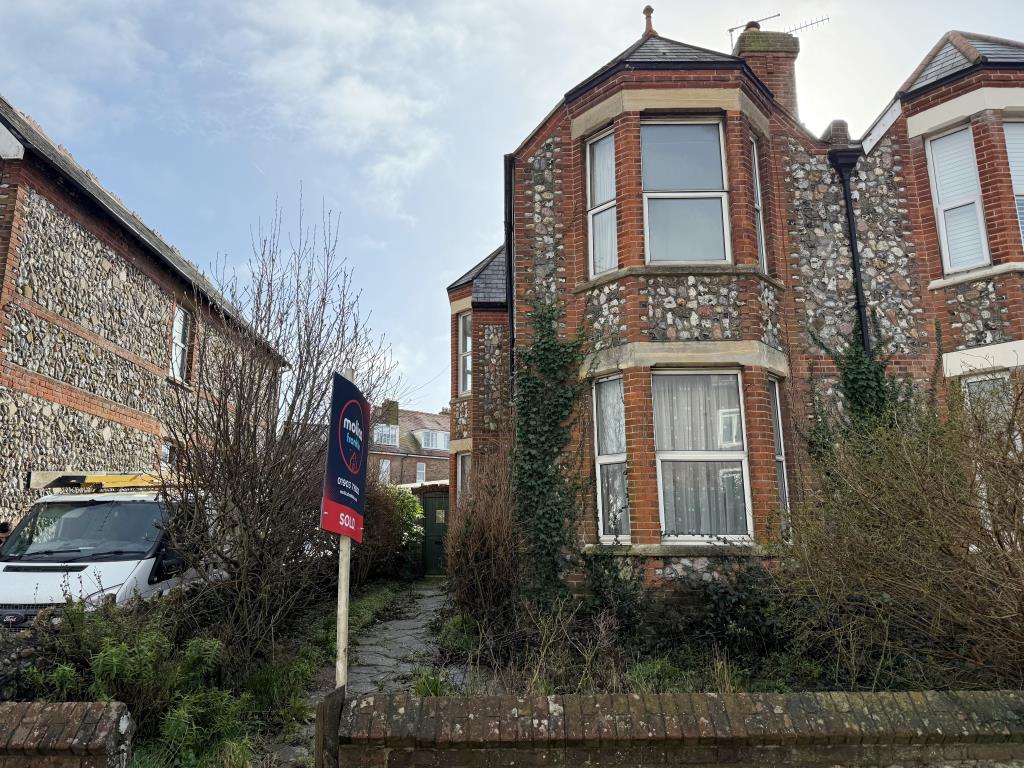 Lot: 125 - SUBSTANTIAL PROPERTY ARRANGED AS TWO FLATS IN NEED OF REFURBISHMENT - Front elevation from East Street